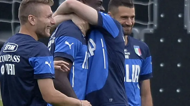 foto Fabio Ferrari - LaPresse.10 06 2014 Mangaratiba (Brasile).sport.Allenamento mattutino della Nazionale Italiana..nella foto: arrivo di una parte di giocatori.Mario Balotelli, Ignazio Abate..photo Fabio Ferrari - LaPresse.10 06 2014 Mangaratiba (Brasile).sport.Session training for the Italian National.in the picture: session training.Mario Balotelli, Abate