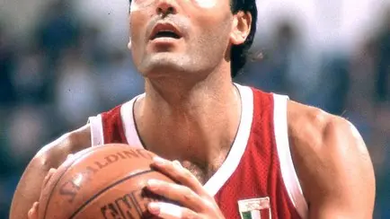 olycom - dino meneghin - BASKET - OLIMPIA MILANO RETRO - DINO MENEGHIN IN AZIONE CON LA MAGLIA DELLA PHILIPS MILANO