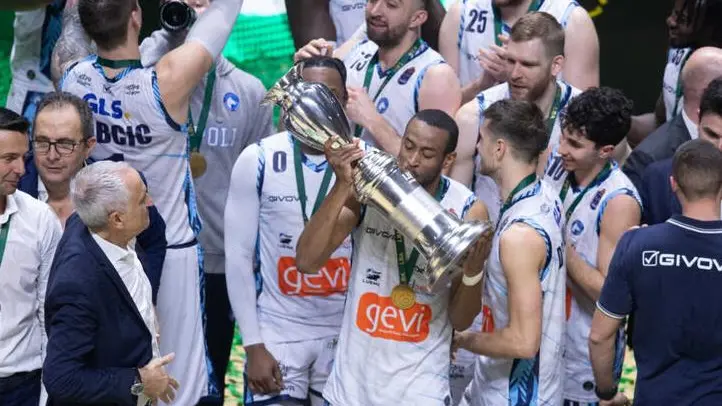Markel Brown bacia la Coppa Italia vinta con Napoli, a sinistra Cesare Pancotto