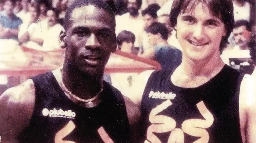 Michael Jordan con la maglia che va all’asta accanto a un invidiato Fabrizio Zarotti