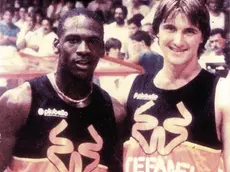 Michael Jordan con la maglia che va all’asta accanto a un invidiato Fabrizio Zarotti