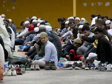 Il turno di preghiera all’ex Hardi. Foto Katia Bonaventur