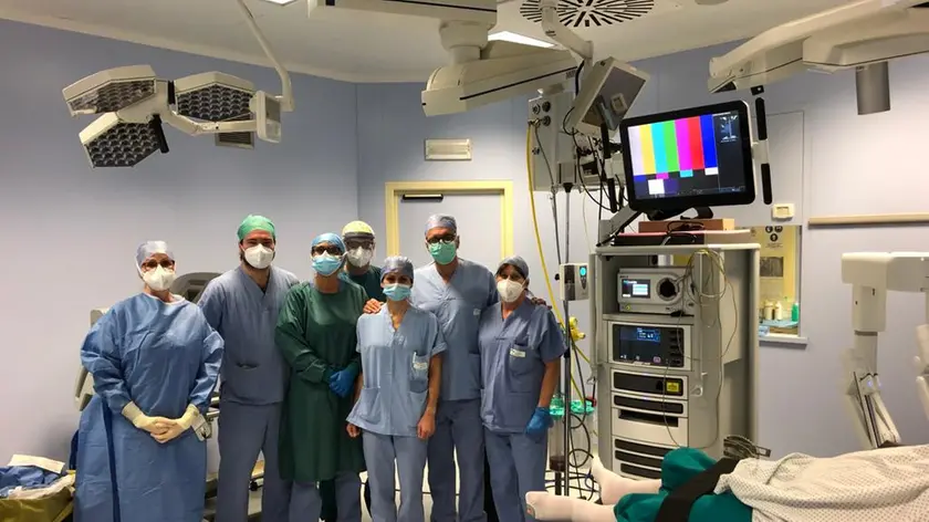 Una foto di gruppo dell’equipe medica e infermieristica che si occupa della chirurgia robotica nell’ospedale San Giovanni di Dio di Gorizia