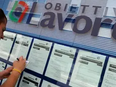 Un ragazzo davanti a una agenzia interinale mentre cerca un’occupazione