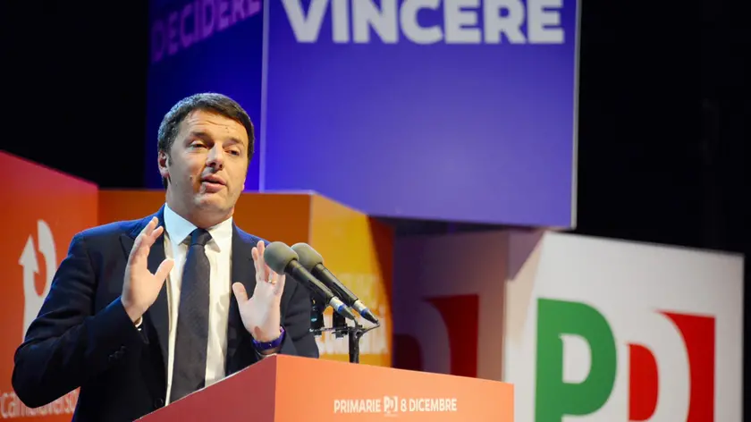 Il sindaco di Firenze, Matteo Renzi, durante una conferenza stampa per commentare i risultati delle Primarie del Partito Democratico a Firenze, 8 dicembre 2013. ANSA/MAURIZIO DEGL'INNOCENTI