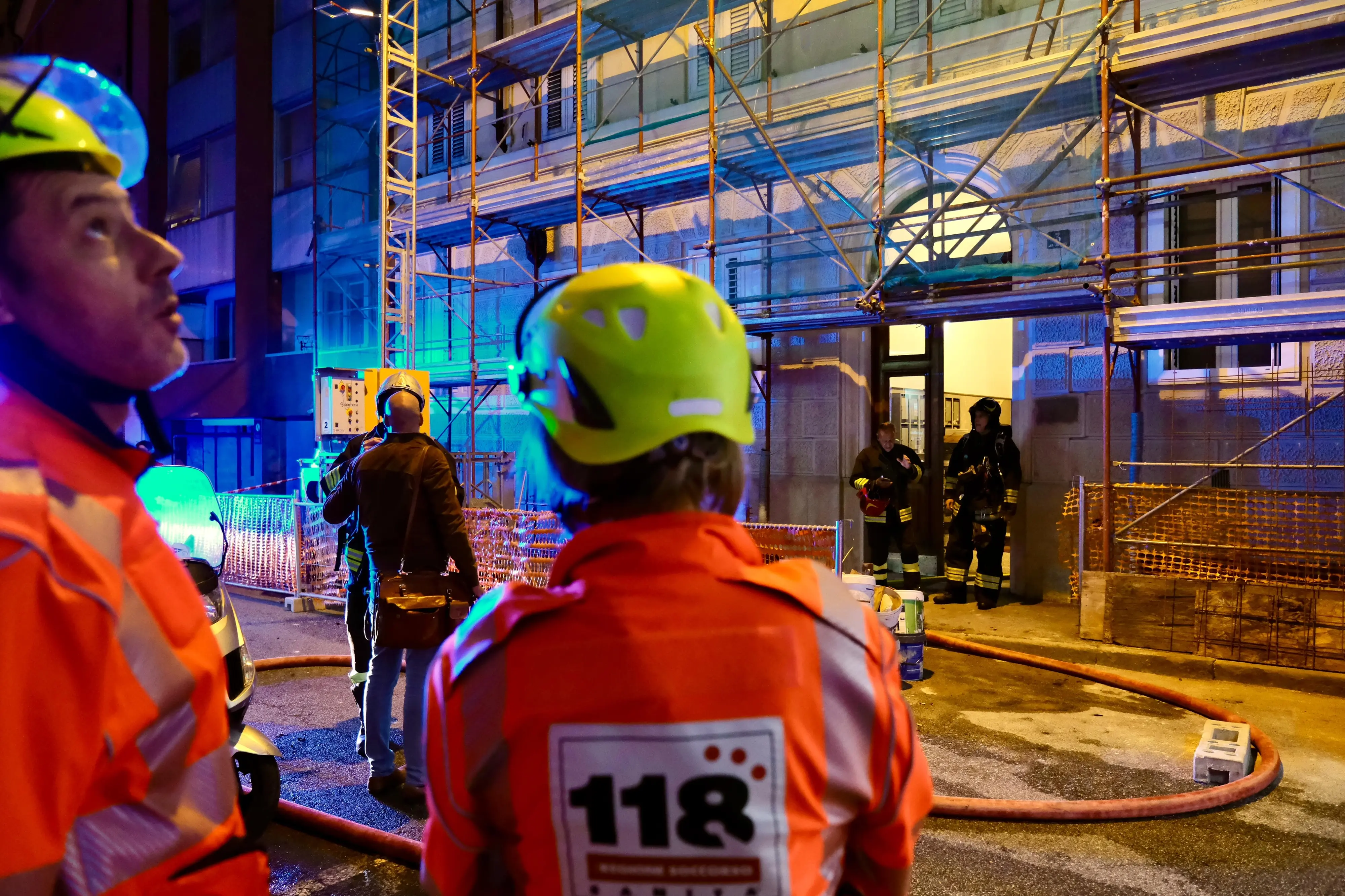 Sul tetto di una palazzina di cinque piani, sita al civico 3 si via Ricci a Trieste, intorno alle 20 di mercoledì è divampato un incendio che ha provocato l'esplosione di una bombola di gas. Sul posto i Vigili del fuoco, il 118, la Polizia di Stato e la Polizia Locale. Le foto di Massimo Silvano