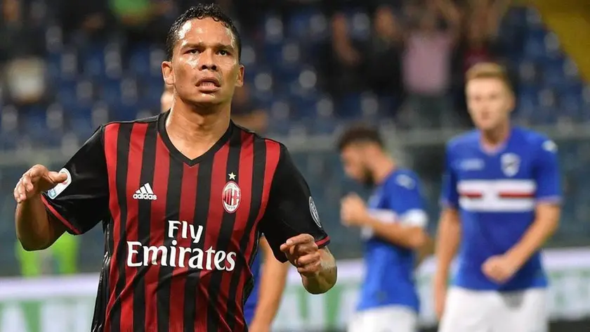 Milan's Carlos Bacca (L) jubilates with his teammates after scoring the gol during the Italian Serie A soccer match Uc Sampdoria vs Ac Milan at Luigi Ferraris stadium in Genoa, Italy, 16 september 2016. ANSA/LUCA ZENNARO