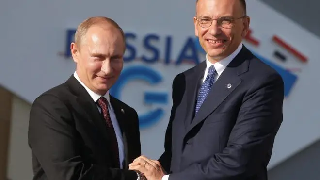 epa03851900 Russian President Vladimir Putin (L) welcomes Italian Prime Minister Enrico Letta for the G20 summit at the Constantine Palace in St. Petersburg, Russia, 05 September 2013. The G20 summit takes place from 05 to 06 September. EPA/KAY NIETFELD