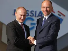 epa03851900 Russian President Vladimir Putin (L) welcomes Italian Prime Minister Enrico Letta for the G20 summit at the Constantine Palace in St. Petersburg, Russia, 05 September 2013. The G20 summit takes place from 05 to 06 September. EPA/KAY NIETFELD