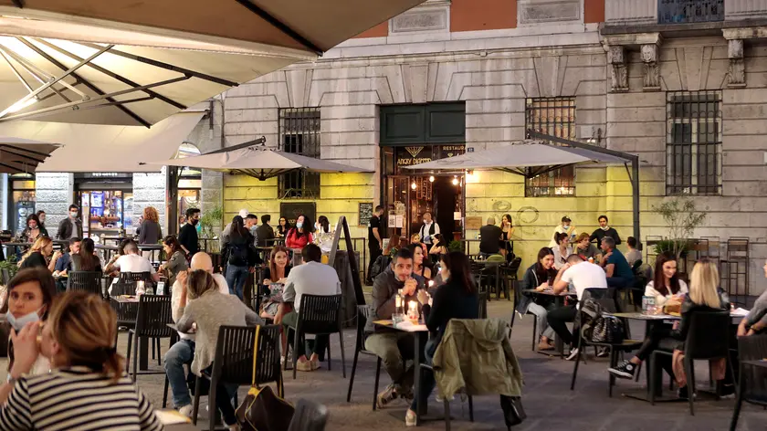 Silvano Trieste 2020-05-22 La movida e i controlli rigorosi dei Carabinieri, Polizia e Polizia Locale con interventi al Cicchetto e bar vicini tutti sanzionati