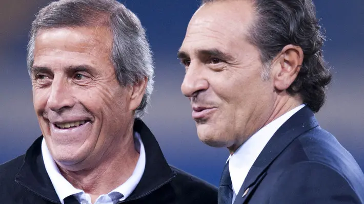 Roma, Stadio Olimpico, 15 nov 2011, partita amichevole ITALIA – URUGUAY. Nella foto.Cesare Prandelli e Tabarez