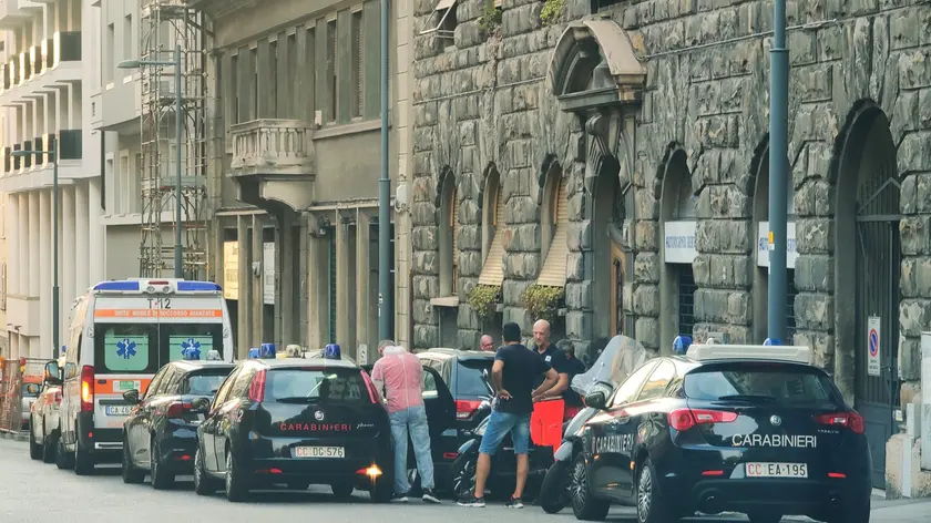 I carabinieri e il 118 sul luogo del ritrovamento in via Fabio Severo (Lasorte)