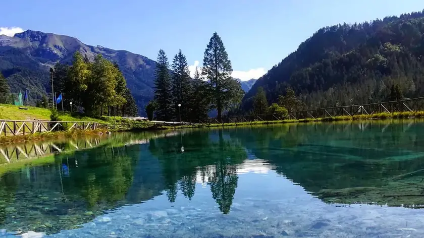 Il laghetto dove si è verificato l'incidente (foto tratta dal profilo Facebook dell'Associazione Turistica Pro Forni Avoltri)