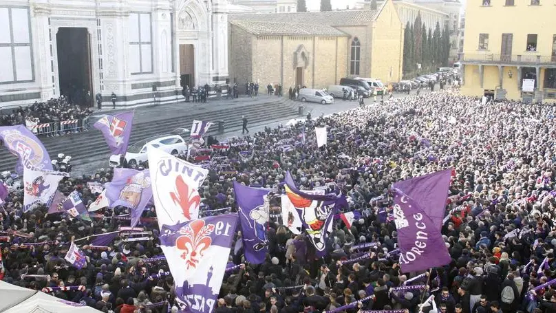 A general view of the crowd outside Santa Croce church for the funeral of ACF Fiorentina captain Davide Astori in Florence, Italy, 08 March 2018. Astori, 31, died of a heart attack ahead of Fiorentina's match at Udinese on 04 March 2018 at the age of 31. ANSA/CLAUDIO GIOVANNINI