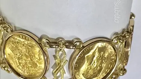 Un bracciale con sterline d’oro