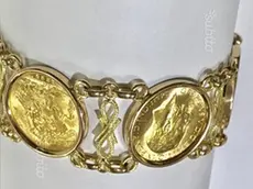 Un bracciale con sterline d’oro