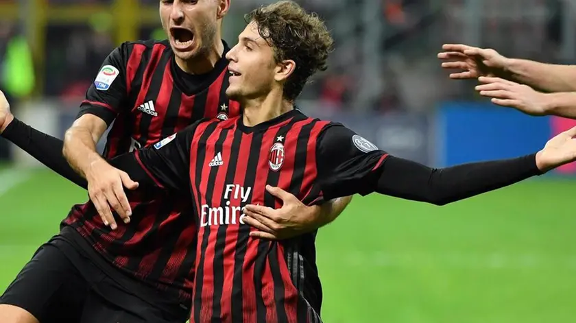 AC Milan's midfielder Manuel Locatelli (R) celebrates after scoring the goal of 1-0 during the Serie A soccer match between AC Milan and Juventus at the Giuseppe Meazza stadium in Milan, Italy, 22 October 2016. Ansa/ Daniel Dal Zennaro