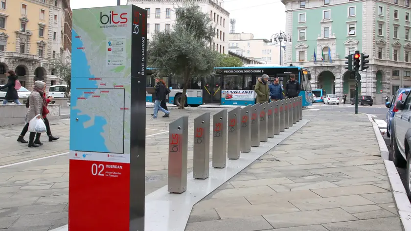 Il servizio di bike sharing vicino a piazza Oberdan (Lasorte)