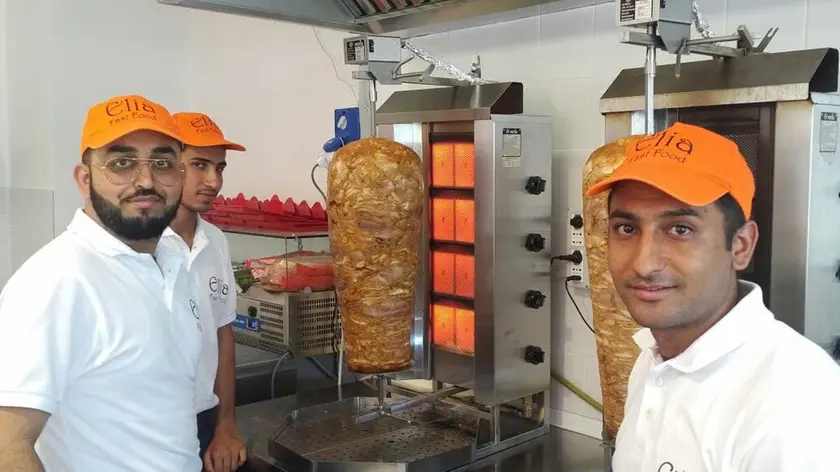 Un ristorante di kebab gestito da tre cittadini turchi