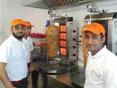 Un ristorante di kebab gestito da tre cittadini turchi