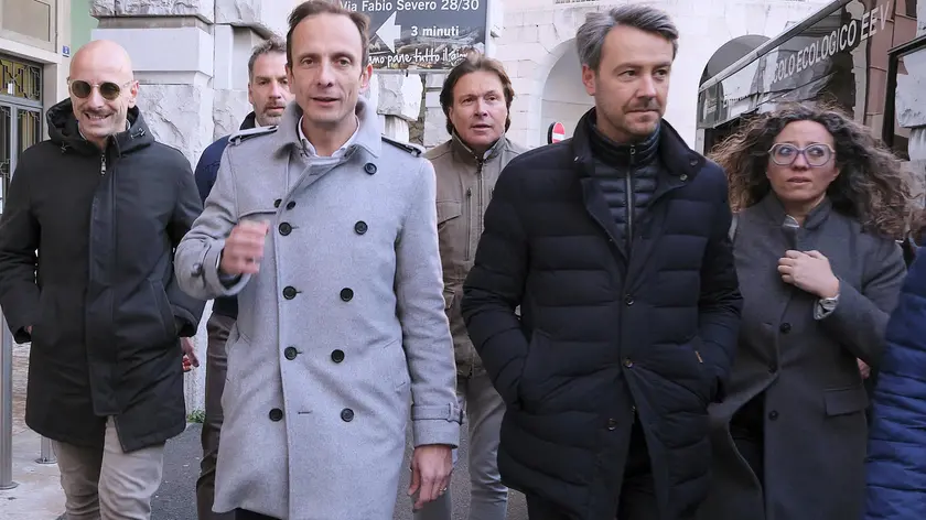 Massimiliano Fedriga con il portavoce petiziol in cammino a trieste verso il Consiglio regionale