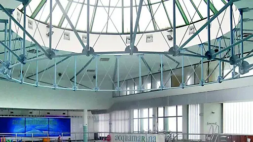 L’ex piscina dell’Acquamarina, prima del crollo del tetto (foto Silvano)