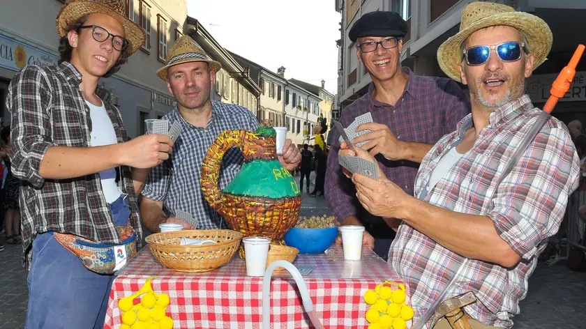 La sfilata durante la Festa dell’uva nelle passate edizioni Foto Petrussi