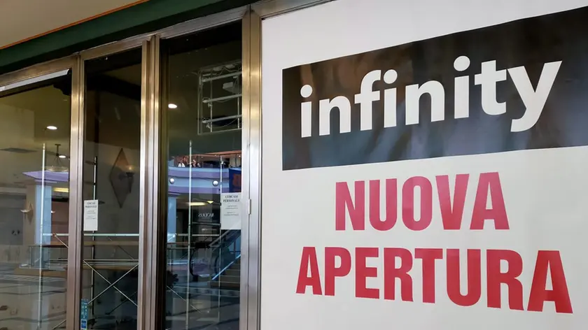 Una scritta che annuncia un'imminente apertura al centro commerciale Torri d’Europa