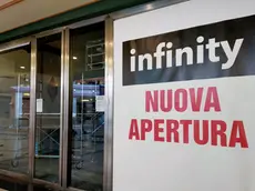 Una scritta che annuncia un'imminente apertura al centro commerciale Torri d’Europa