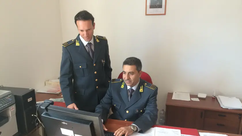 Finanzieri mentre svolgono controlli in Rete