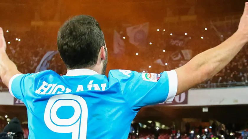 16/01/16, Campionato Serie A, 1a Giornata di Ritorno, Napoli, Stadio San Paolo, Napoli-Sassuolo, nella foto: Gonzalo Higuain esulta e canta sotto la curva