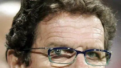 epa01197534 (FILES) Real Madrid's Italian coach Fabio Capello gives his thumb during the Spanish First Division soccer match against Racing Santander played at the Santiago, 18 November 2006. Italian media were widely convinced 11 December 2007 that Fabio Capello is about to begin a new phase in his successful career taking the helm of the English national squad. After former Chelsea coach Jose Mourinho withdrew his interest for the English bench, La Gazzetta dello Sport wrote that the English Football Association (FA) was to name Capello this week. EPA/Alberto Martin*************** TRADUZIONE ***************la vettura italiana Fabio Capello di epa01197534 (LIME) Madrid reale dà il suo pollice durante il primo fiammifero spagnolo di soccer di divisione contro la corsa de Santander giocato a Santiago, il 18 novembre 2006. I mezzi italiani ampiamente sono stati convinti il 11 dicembre 2007 che Fabio Capello sta circa per cominciare una nuova fase nella sua carriera riuscita che prende il timone dello squad nazionale inglese. Dopo che l' ex vettura Jose Mourinho di Chelsea ritiri il suo interesse per il banco inglese, lo sport di dello di Gazzetta della La ha scritto che l' associazione inglese di gioco del calcio (FA) doveva chiamare Capello questa settimana. EPA/Alberto Martin