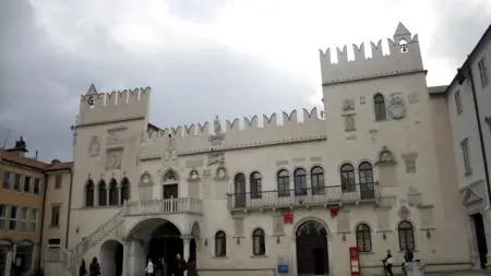 Piazza Tito a Capodistria, in primo piano Palazzo Pretorio