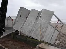 La foto scattata verso le 15.15 da Tiberio Patruno sull'arenile principale di Grado: cabine divelte dal libeccio