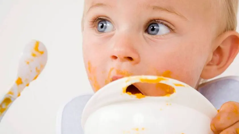 Un bambino alle prese con il pranzo