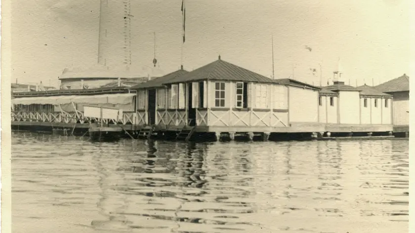 Il Bagno Galleggiante Maria davanti la Lanterna, nel 1911 (Fototeca dei Civici Musei di Storia e Arte del Comune di Trieste)