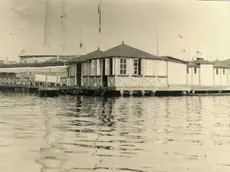 Il Bagno Galleggiante Maria davanti la Lanterna, nel 1911 (Fototeca dei Civici Musei di Storia e Arte del Comune di Trieste)