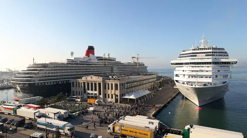 Una nave da crociera ormeggiata davanti alla Stazione marittima