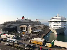 Una nave da crociera ormeggiata davanti alla Stazione marittima