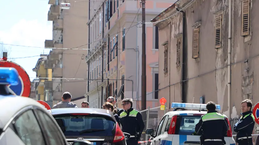 Polizia locale in via Frausin nei giorni scorsi. Foto di Andrea Lasorte