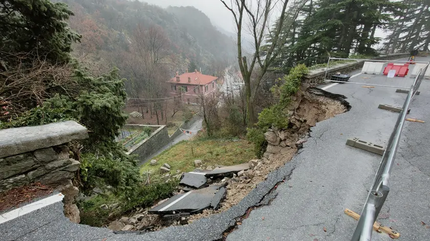 La voragine in Strada del Friuli (Foto Lasorte)