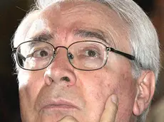 Cesare Geronzi in una foto d'archivio. Cesare Geronzi, Sergio Cragnotti e Riccardo Bianchini Riccardi, quest'ultimo ex componente del Cda Cirio, sono stati rinviati oggi, 10 ottobre 2011, a giudizio dal gup di Roma per la vicenda della presunta estorsione ai danni di Calisto Tanzi per la cessione della società Eurolat alla Parmalat. Il processo comincerà il 25 gennaio 2012. ETTORE FERRARI /ANSA