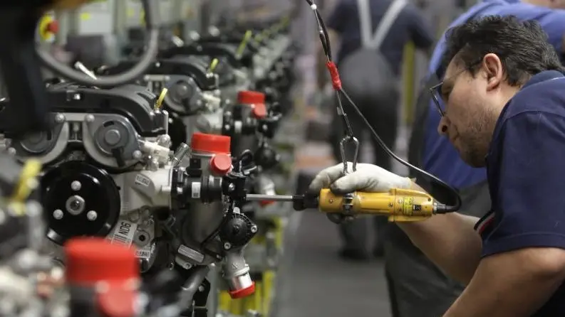 Un operaio al lavoro in fabbrica