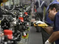 Un operaio al lavoro in fabbrica