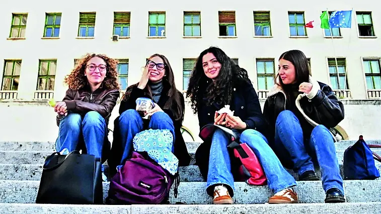 Ragazze in piazzale Europa, fra scalinata e corpo centrale, durante “Porte aperte” Fotoservizio di Francesco Bruni