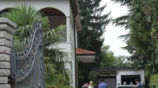 L’ingresso di villa Peiffer e all’interno i carabinieri