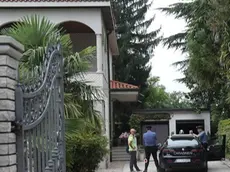 L’ingresso di villa Peiffer e all’interno i carabinieri