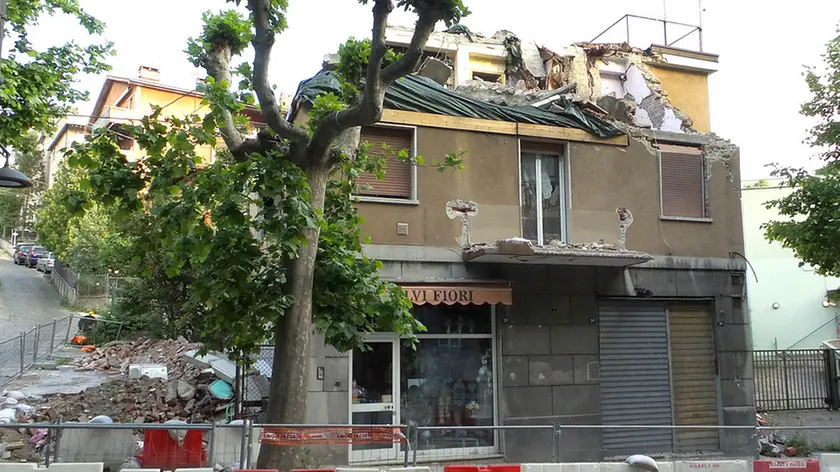 L’edificio al civico 71 di via Baiamonti distrutto dall’esplosione (foto di Andrea Lasorte)