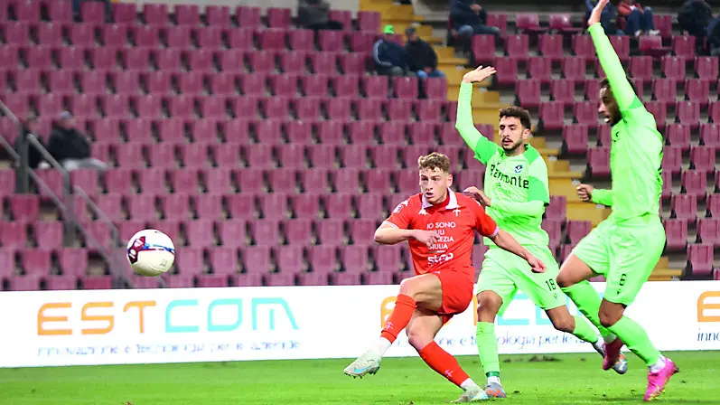 Andrea Vallocchia tornato a giocare come centrocampista a Salò Foto Lasorte