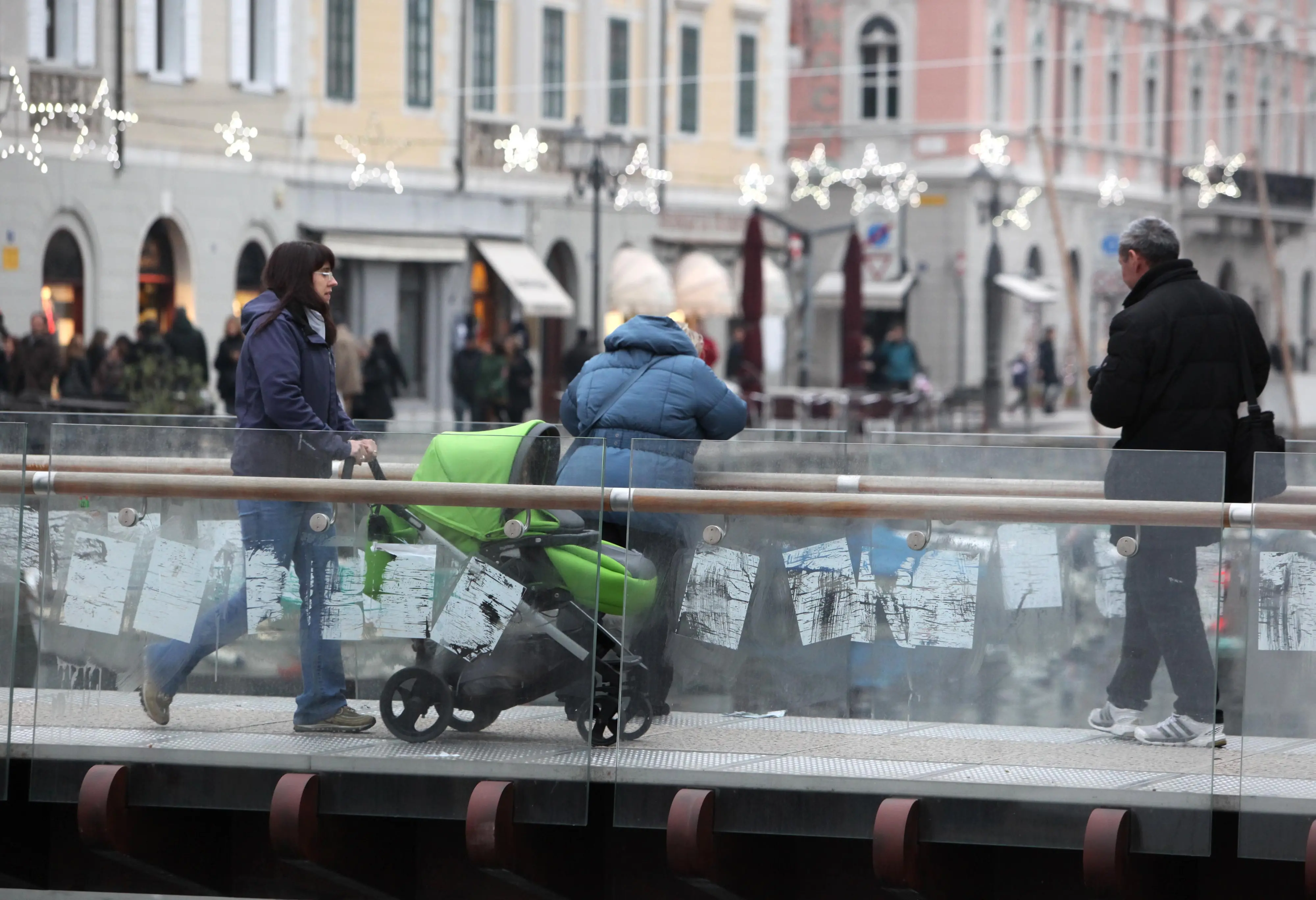 Un'altra immagine di Ponte Curto ricoperto di manifesti (Lasorte)